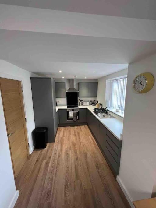 Newly Built 2 Bed Flat In The Heart Of Leek Διαμέρισμα Εξωτερικό φωτογραφία