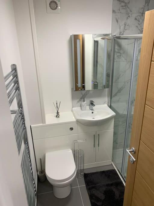 Newly Built 2 Bed Flat In The Heart Of Leek Διαμέρισμα Εξωτερικό φωτογραφία