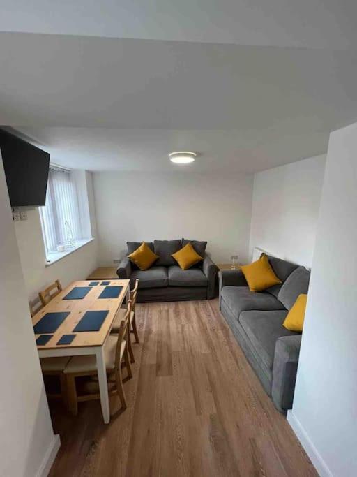 Newly Built 2 Bed Flat In The Heart Of Leek Διαμέρισμα Εξωτερικό φωτογραφία